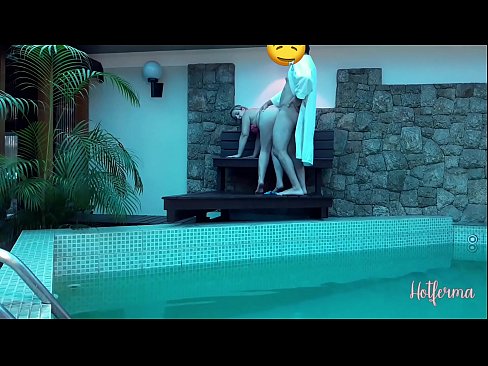 ❤️ Bosi fton shërbëtoren në pishinë, por nuk mundi t'i rezistonte një nxehtësie ☑ Video qij tek ne