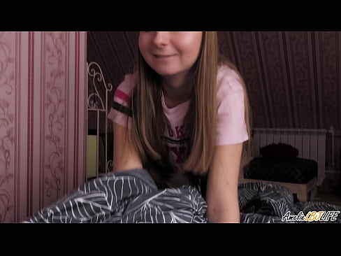 ❤️ Blondie thith thellë BFF-në e saj dhe merr spermë në gojën e saj ☑ Video qij tek ne
